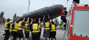 帶上沖鋒舟，大家一起風雨同舟！